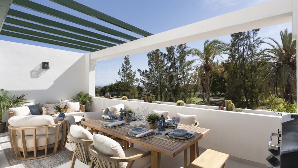 Stylish Frontline Golf Apartment with Superb Views for Sale in Terrazas de la Quinta, Benahavís