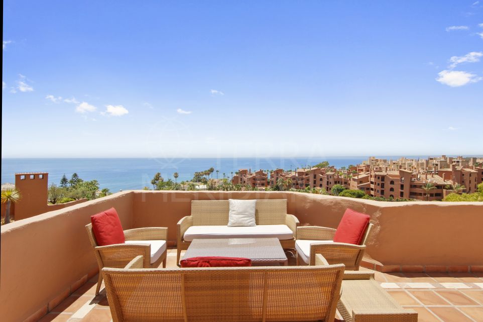Superbe penthouse de 3 chambres à coucher en front de mer à vendre dans le New Golden Mile d'Estepona