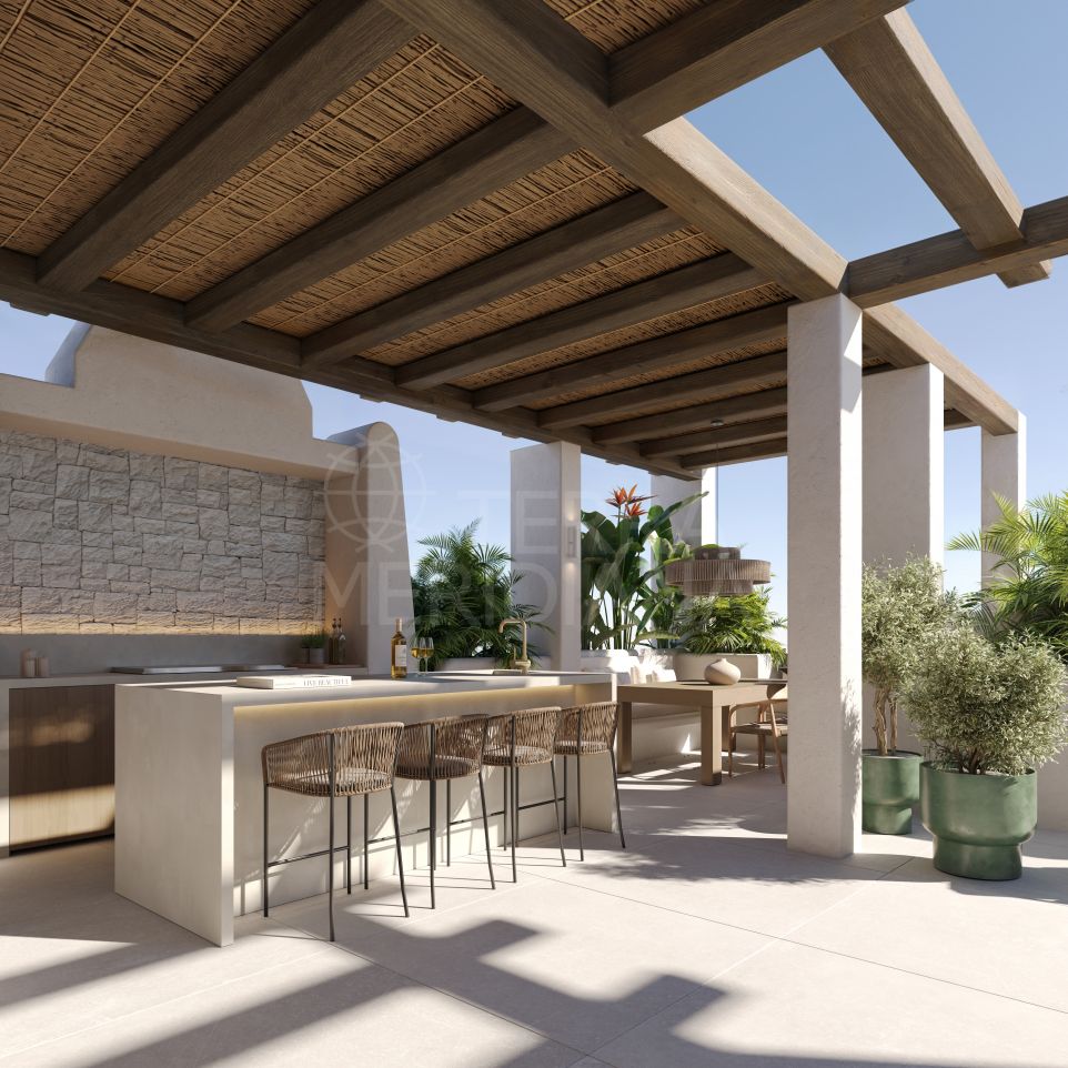 La vie côtière redéfinie : Penthouse duplex amélioré à vendre à Alcazaba Beach, Estepona