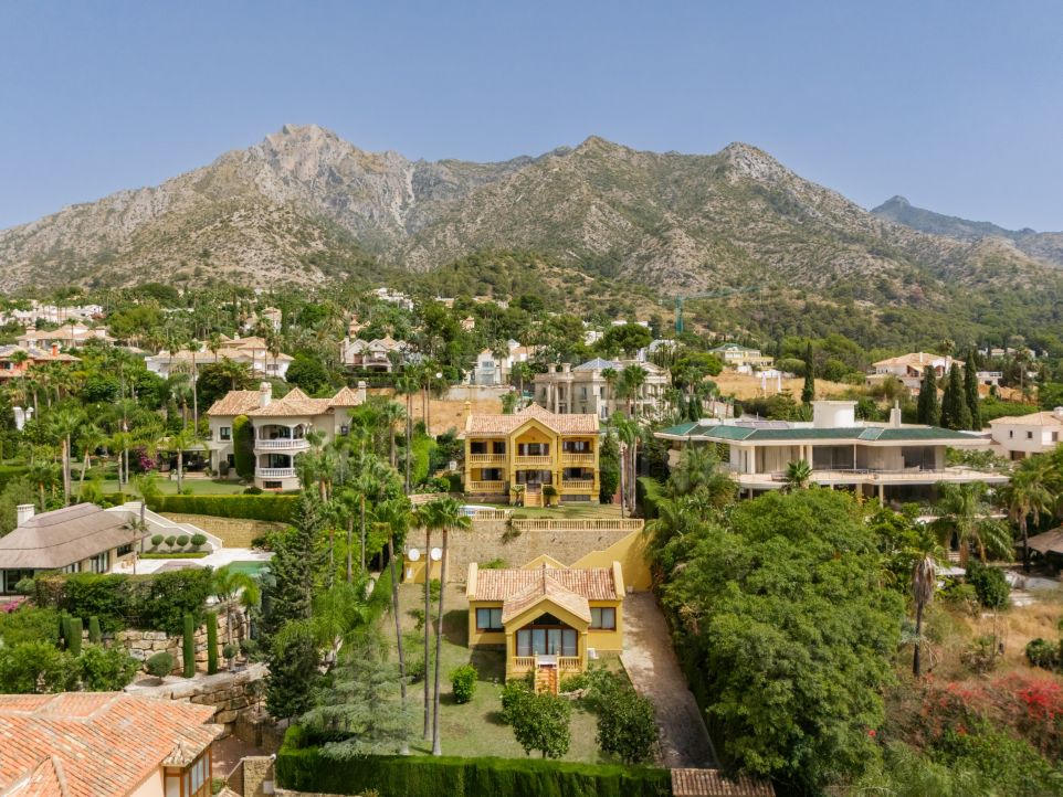 Villa à double parcelle avec vue et potentiel d'expansion à vendre à Sierra Blanca, Marbella Golden Mile