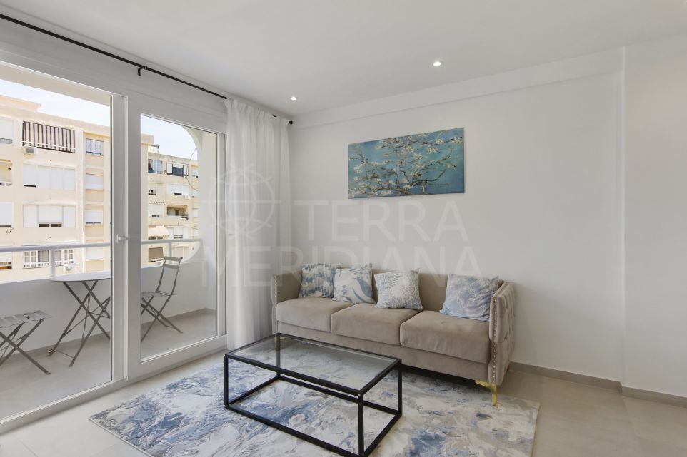 Apartamento de 3 dormitorios totalmente reformado en venta en el centro de Estepona