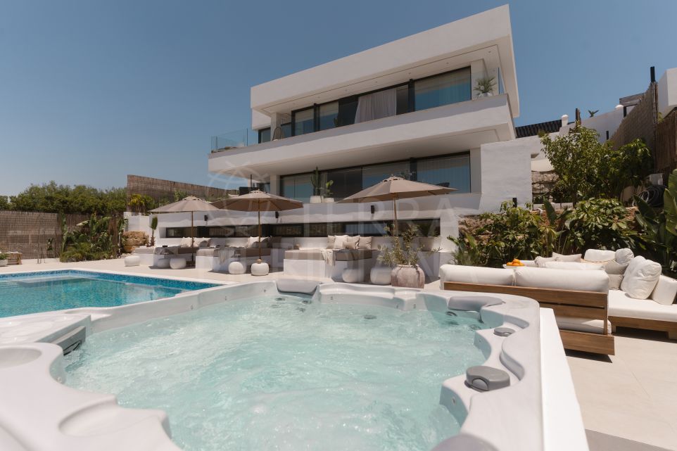 Villa moderna y chic con planta abierta en venta en Nueva Andalucía, Marbella