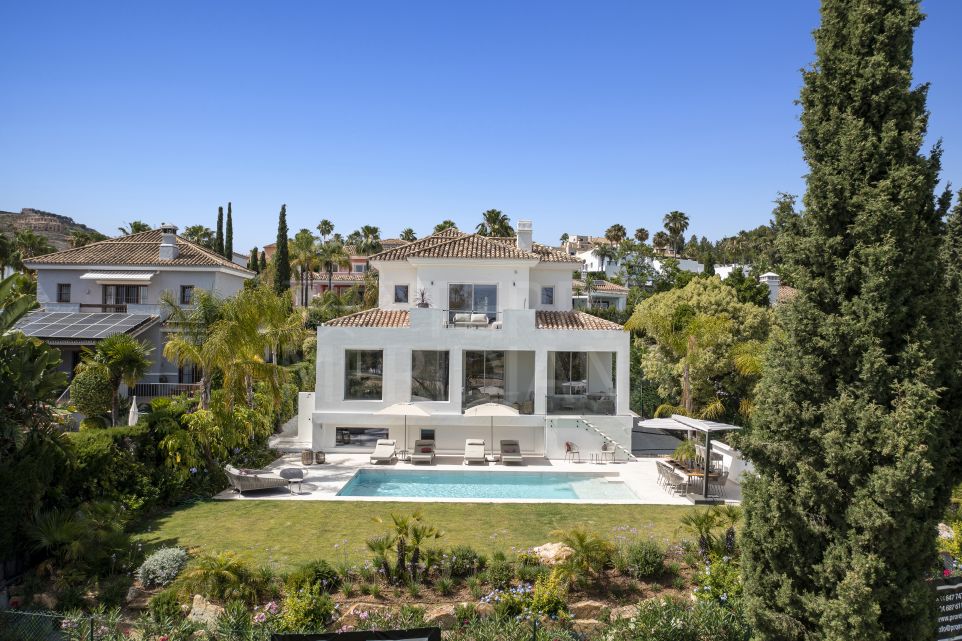 Elegant Golf Course Villa with Sea Views for Sale in Atalaya Golf, Estepona