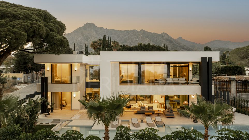Vida de lujo: Villa elegante con sala de cine en venta en Rocío de Nagüeles, Marbella Milla de Oro