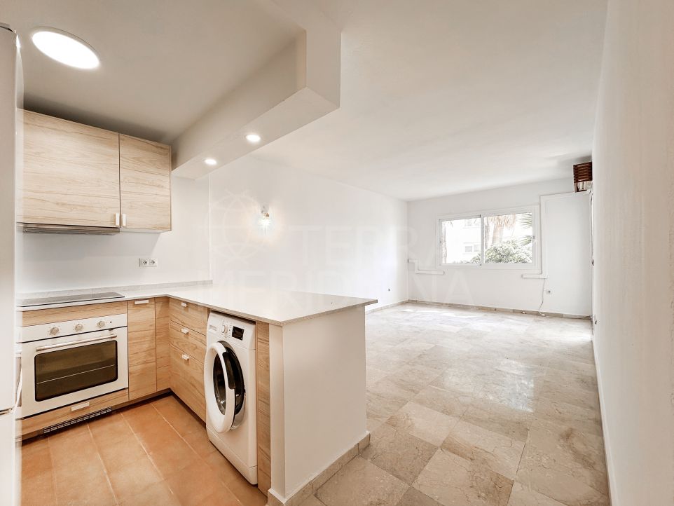 Vivienda en primera línea del puerto deportivo: Apartamento de 2 dormitorios con vistas al mar en venta en el Puerto de Estepona