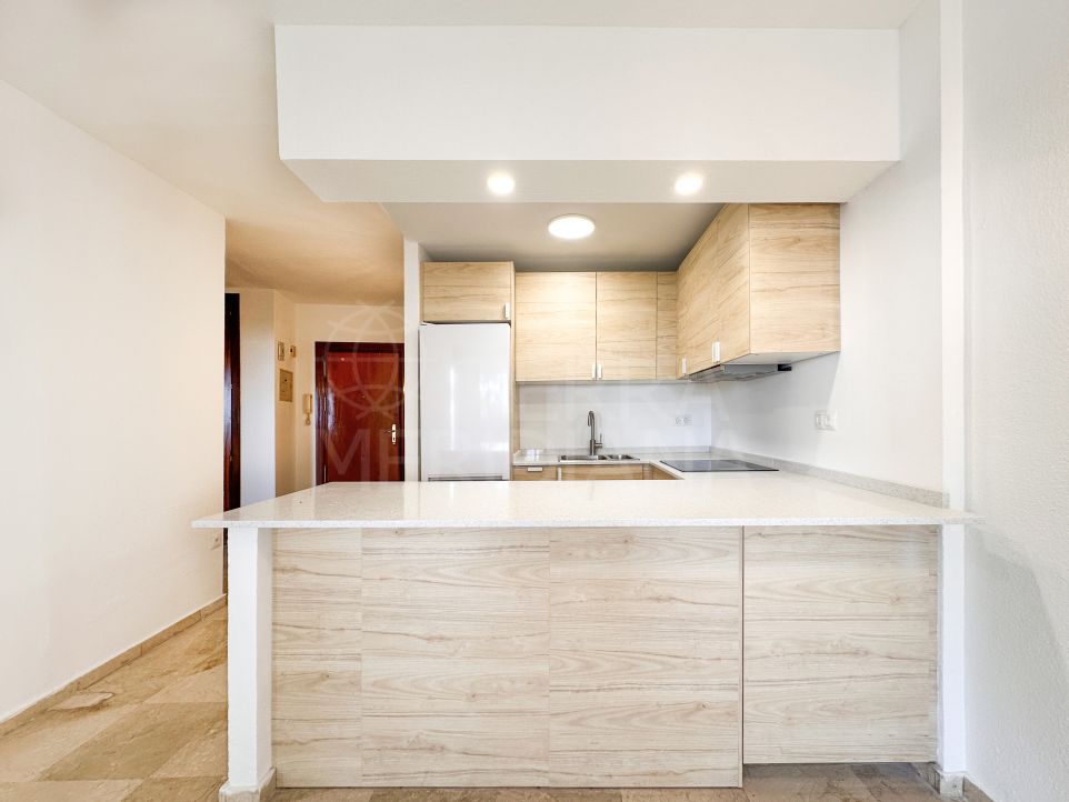 Vivienda en primera línea del puerto deportivo: Apartamento de 2 dormitorios con vistas al mar en venta en el Puerto de Estepona