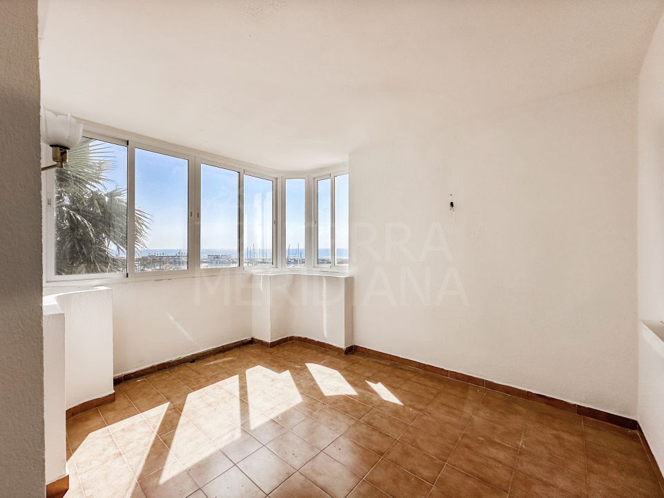 Vivienda en primera línea del puerto deportivo: Apartamento de 2 dormitorios con vistas al mar en venta en el Puerto de Estepona
