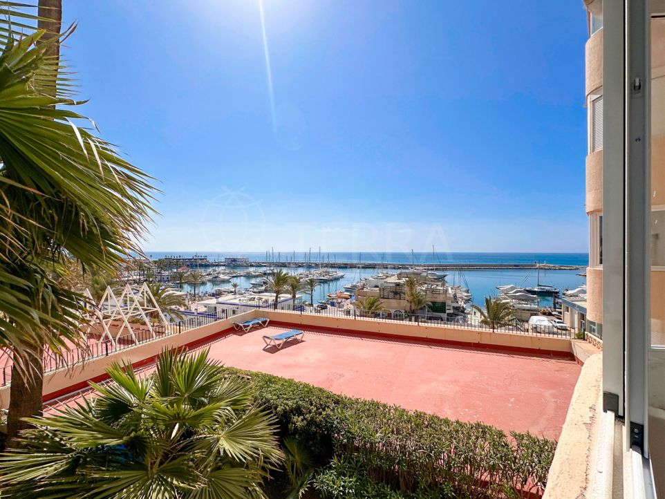 Vivienda en primera línea del puerto deportivo: Apartamento de 2 dormitorios con vistas al mar en venta en el Puerto de Estepona