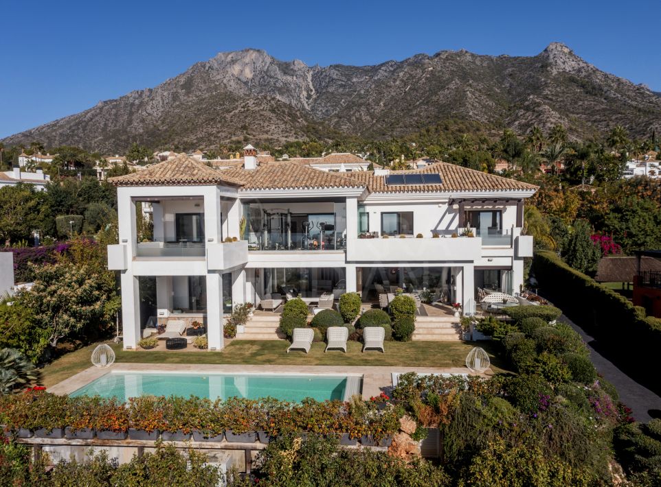 Villa elegante con vistas al mar y comodidades de alta gama en venta en Sierra Blanca, Marbella Golden Mile