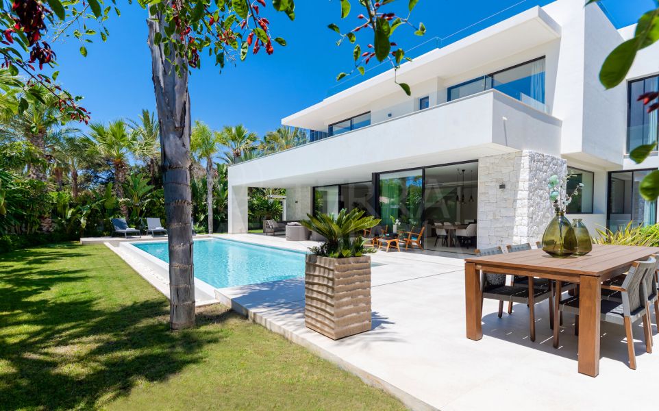 Retraite Tranquille : Villa Moderne à Plan Ouvert à Vendre à Marbesa, Marbella Est
