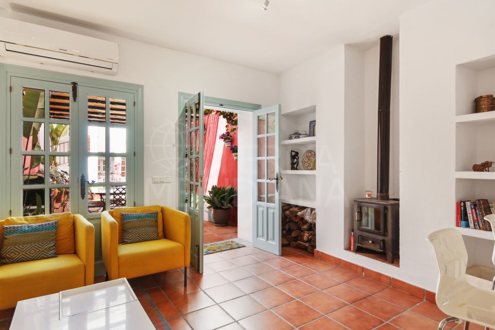 Maison de ville unique avec grande terrasse à vendre dans la vieille ville d’Estepona, proche de la plage