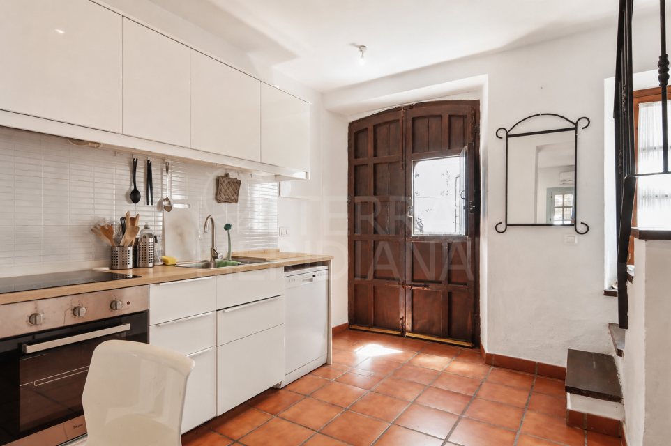 Maison de ville unique avec grande terrasse à vendre dans la vieille ville d’Estepona, proche de la plage