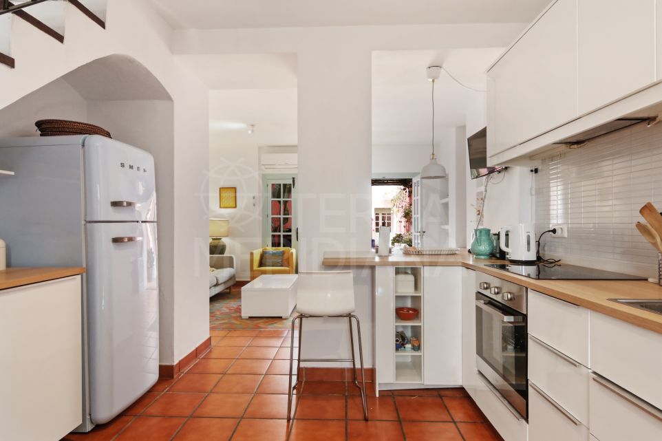 Maison de ville unique avec grande terrasse à vendre dans la vieille ville d’Estepona, proche de la plage