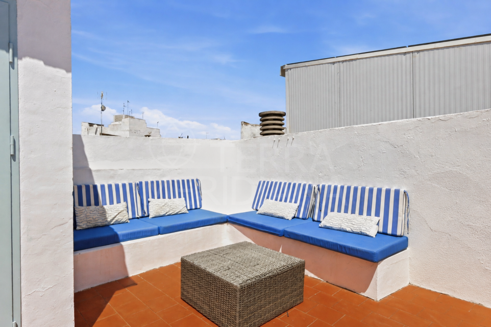Casa adosada única con gran patio en venta en el casco antiguo de Estepona, cerca de la playa