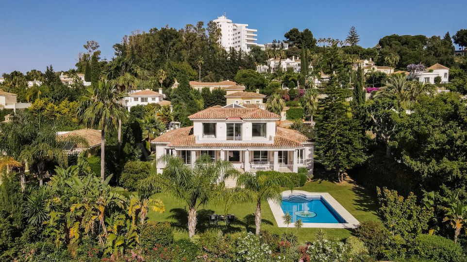 Inmaculada villa moderna en venta en El Paraiso Golf, El Paraiso, Estepona