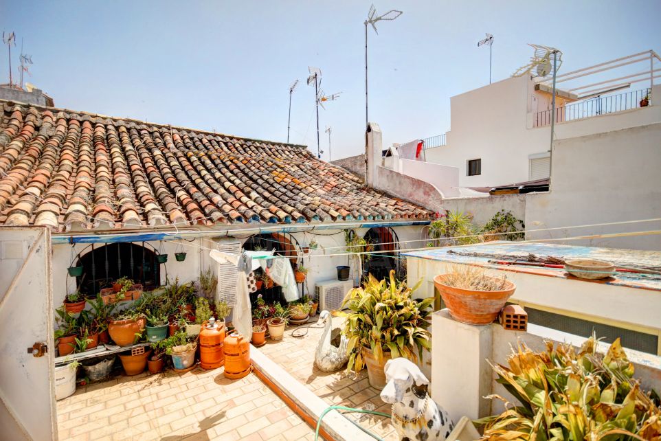Large townhouse for sale in the old town of Estepona, 100 meters from the beach