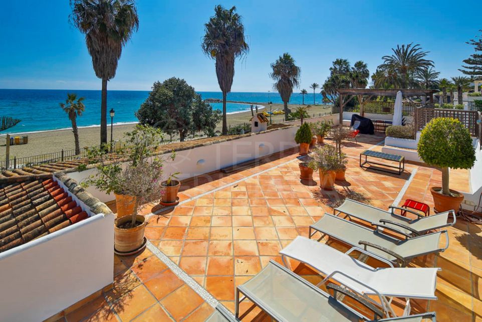 Villa en primera línea de playa en la Milla de Oro a un paso de Puente Romano, Marbella