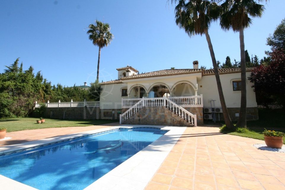Single storey andalucian-style villa for sale on large plot in Cancelada, Estepona
