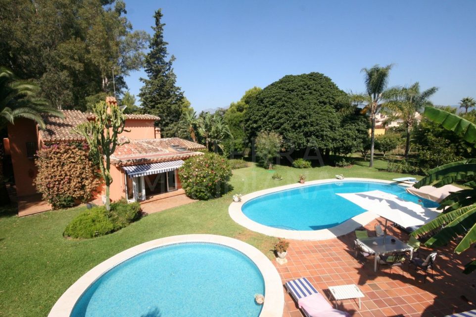 Classic style villa just a 2 minutes stroll from the beach for sale in Cancelada, Estepona