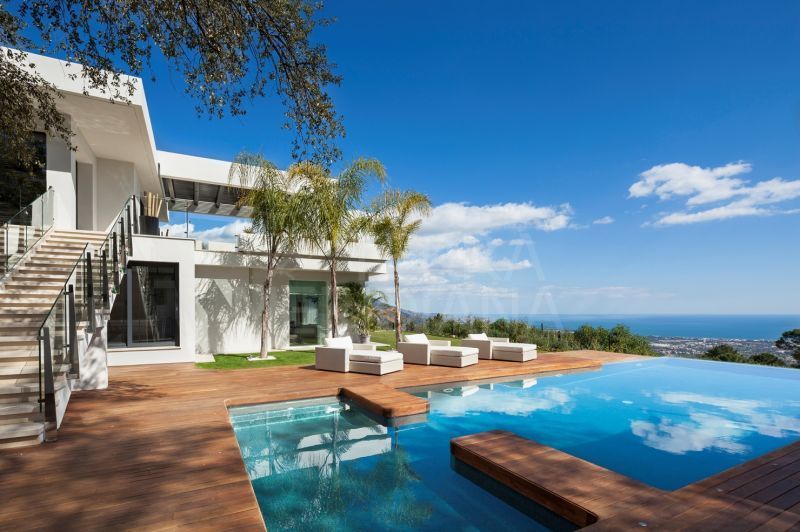 Villa moderna con piscina infinita y vistas panorámicas a la venta en La Zagaleta, Benahavís