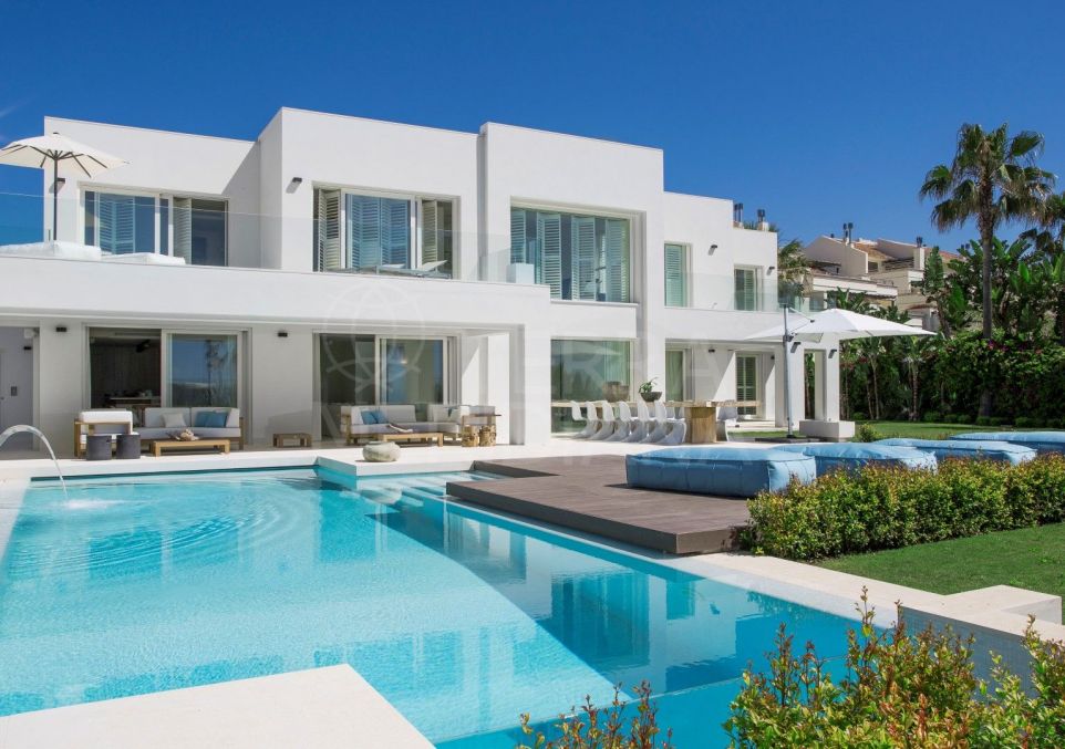 Espectacular y moderna villa en primera línea de playa, Río Verde Playa, Milla de Oro Marbella