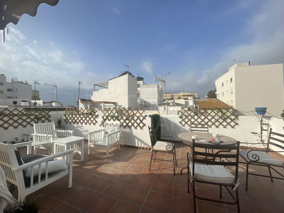 Great townhouse for sale in the old town of Estepona, with tourist apartment business