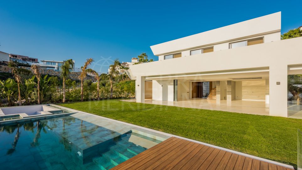 Villa moderna a estrenar en venta en La Alqueria en Benahavis, con piscina privada y vistas al mar