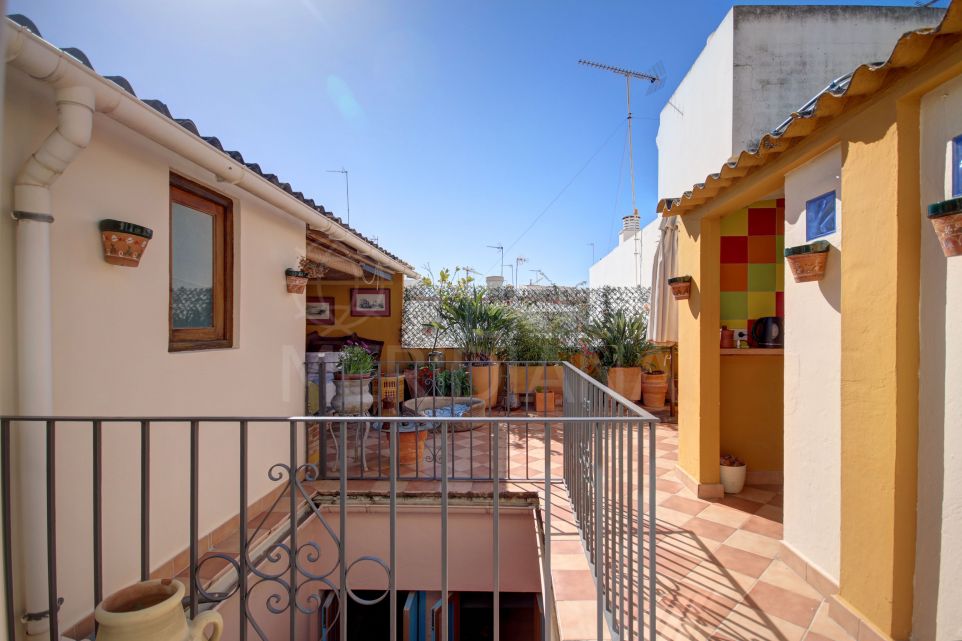 Large townhouse for sale in Estepona town centre, walking distance to the beach and all amenities.