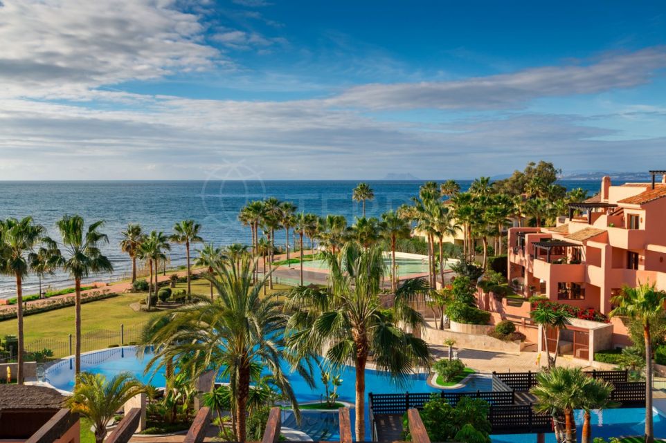 Immaculate penthouse for sale in Mar Azul, Estepona beachfront