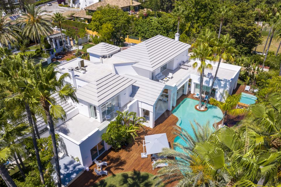 Villa récemment rénovée à vendre à Guadalmina Baja, située à une courte distance de la plage, de Puerto Banus et de Marbella