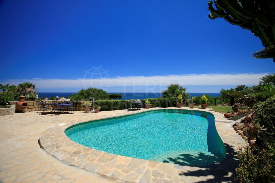 Gran villa en venta en primera linea de La Duquesa Golf, con vistas panoramicas del mar y golf