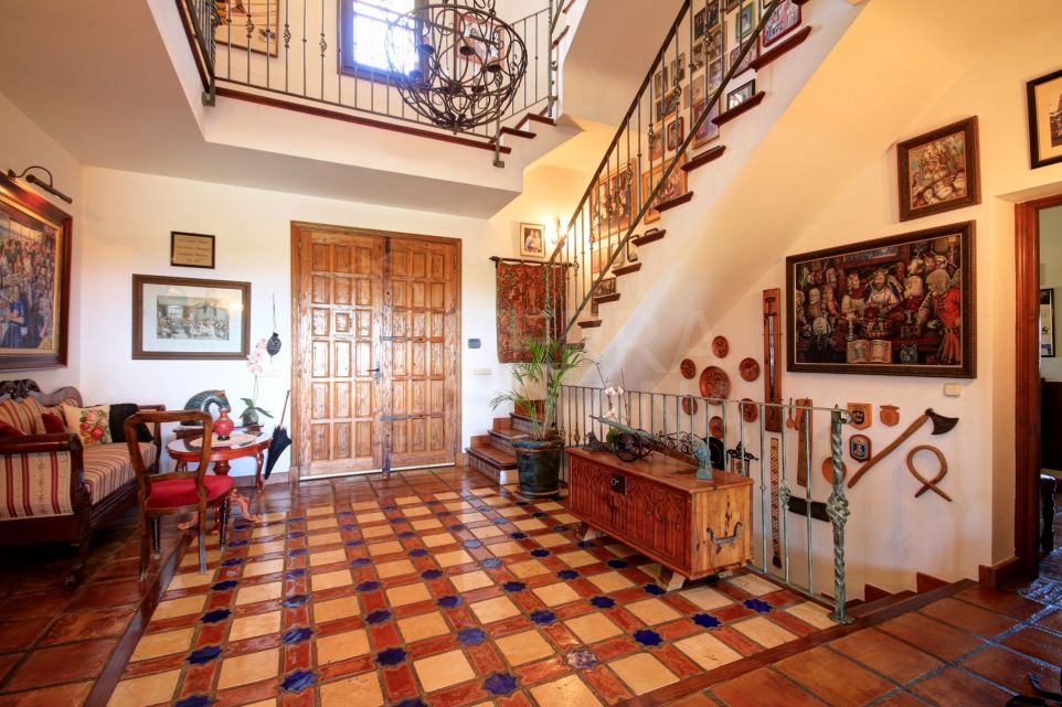 Gran villa en venta en primera linea de La Duquesa Golf, con vistas panoramicas del mar y golf