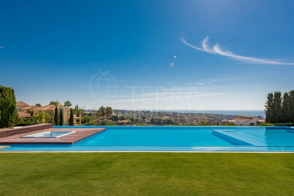 Villa de 7 dormitorios en venta en Los Flamingos, Benahavis con piscina infinita y vistas al mar