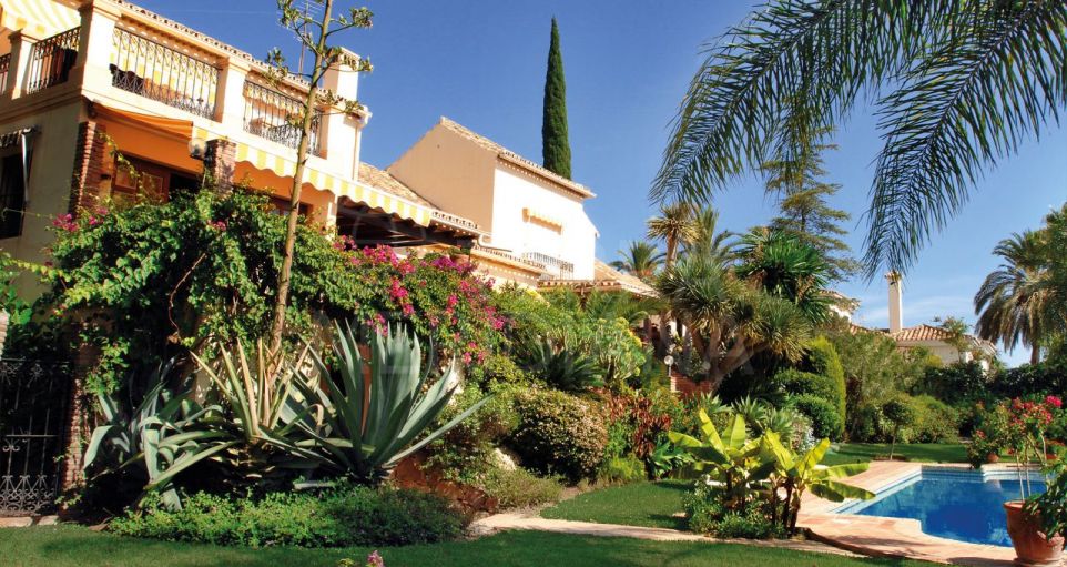 Villa andaluza de 5 dormitorios con piscina y vistas al mar en venta en El Paraiso Alto, Benahavis