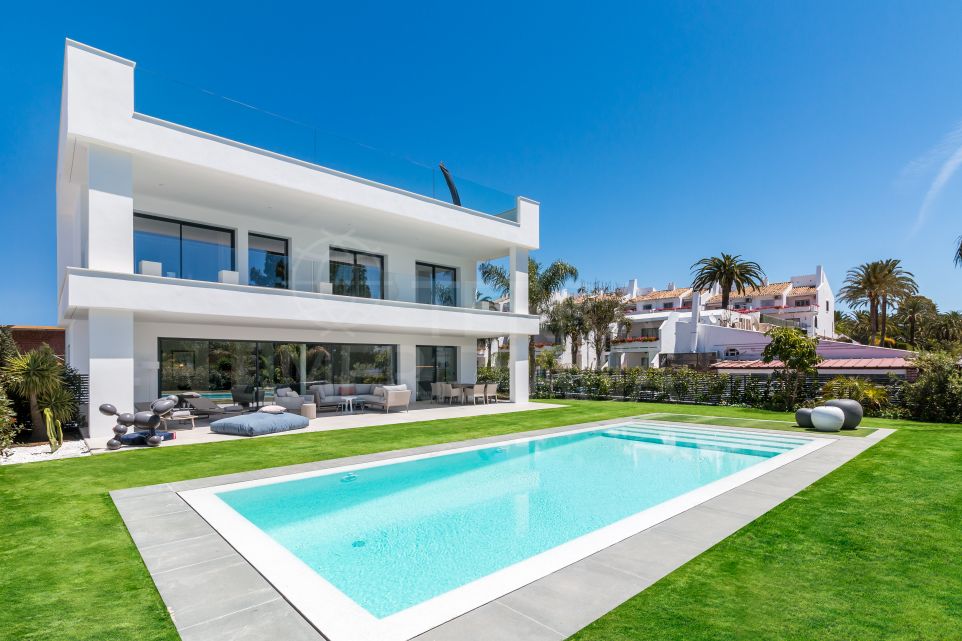 Villa en Venta en Puerto Banus, Marbella, con la playa accessible a pie