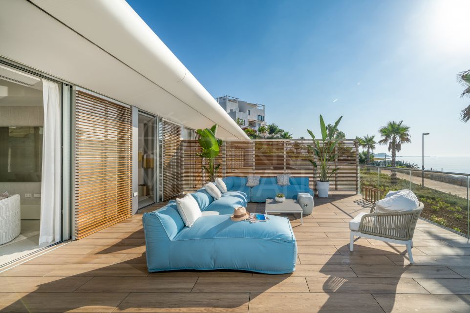 Nouveau penthouse moderne à vendre à Estepona en première ligne de plage