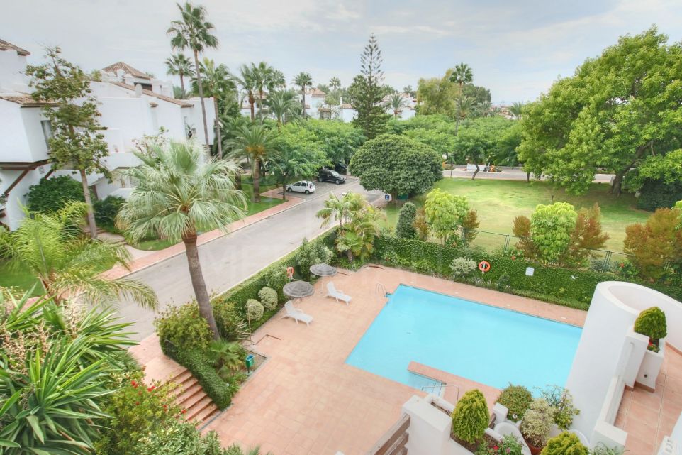 Penthouse apartment for sale in Alcazaba Beach, a frontline beach complex located by Estepona centre