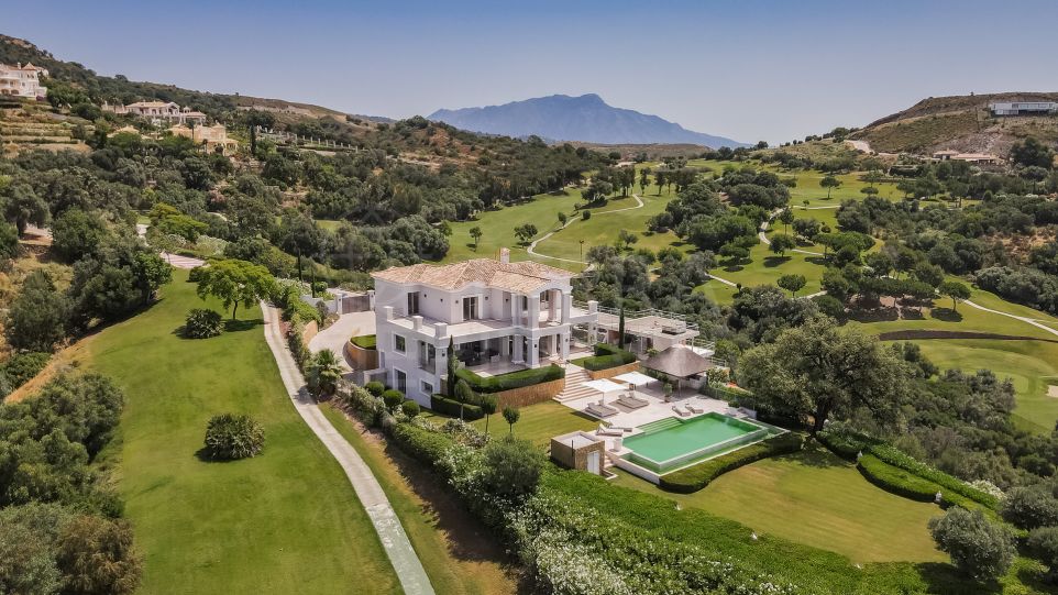 Villa totalmente reformada en venta en Marbella club Golf Resort, Benahavis.