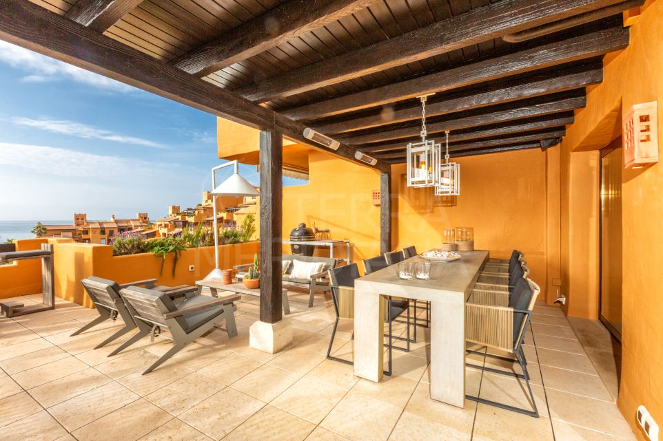 Frontline 4 bedroom penthouse for short term rent in Los Granados del Mar, Estepona