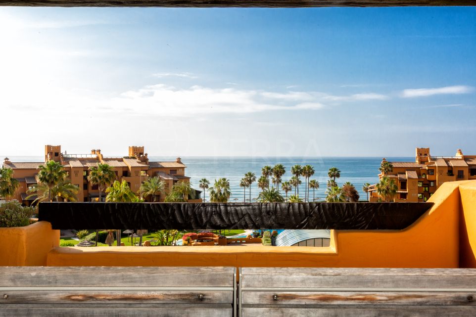 Frontline 4 bedroom penthouse for short term rent in Los Granados del Mar, Estepona