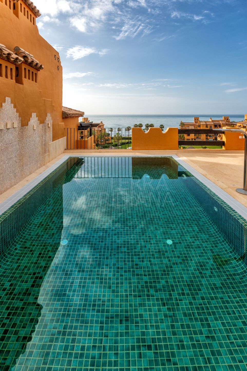 Frontline 4 bedroom penthouse for short term rent in Los Granados del Mar, Estepona