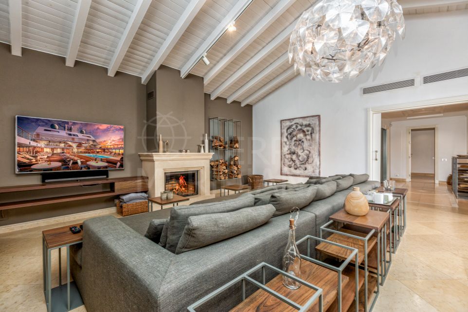 Frontline 4 bedroom penthouse for short term rent in Los Granados del Mar, Estepona
