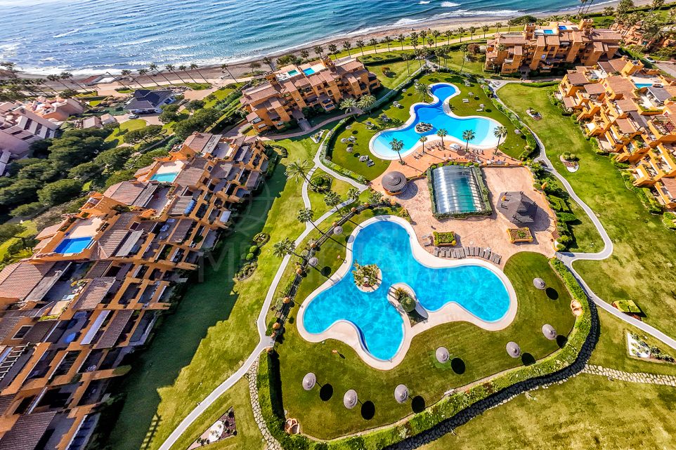 Frontline 4 bedroom penthouse for short term rent in Los Granados del Mar, Estepona