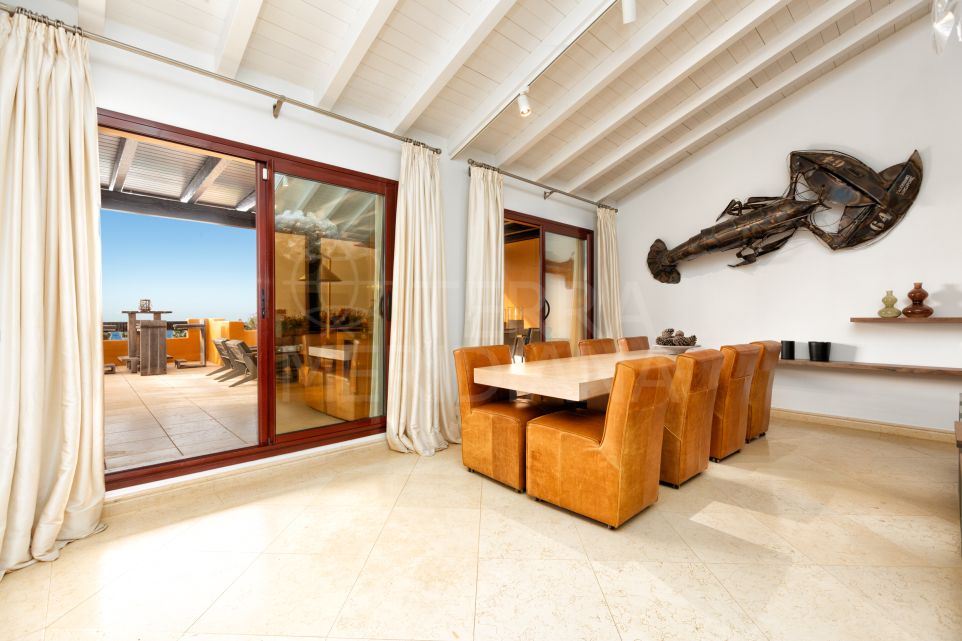 Frontline 4 bedroom penthouse for short term rent in Los Granados del Mar, Estepona