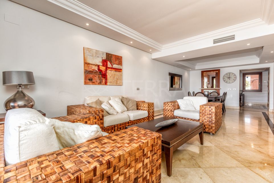 Apartamento de lujo de 3 dormitorios con vistas al mar en venta en el complejo frente a la playa de Mar Azul, Estepona.