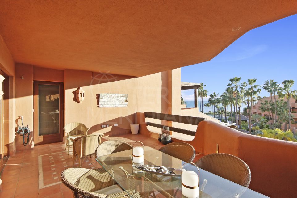 Apartamento de lujo de 3 dormitorios con vistas al mar en venta en el complejo frente a la playa de Mar Azul, Estepona.