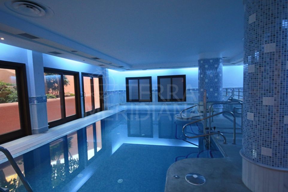 Apartamento de lujo de 3 dormitorios con vistas al mar en venta en el complejo frente a la playa de Mar Azul, Estepona.