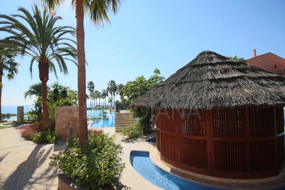 Apartamento de lujo de 3 dormitorios con vistas al mar en venta en el complejo frente a la playa de Mar Azul, Estepona.