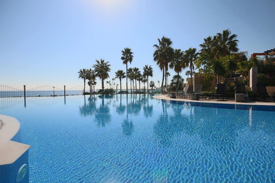 Apartamento de lujo de 3 dormitorios con vistas al mar en venta en el complejo frente a la playa de Mar Azul, Estepona.