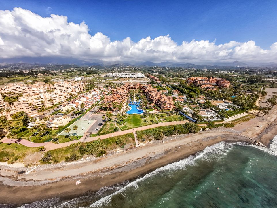 Apartamento de lujo de 3 dormitorios con vistas al mar en venta en el complejo frente a la playa de Mar Azul, Estepona.